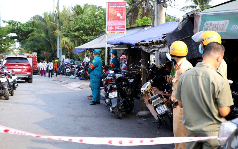 Lực lượng chức năng đang phong tỏa hiện trường.