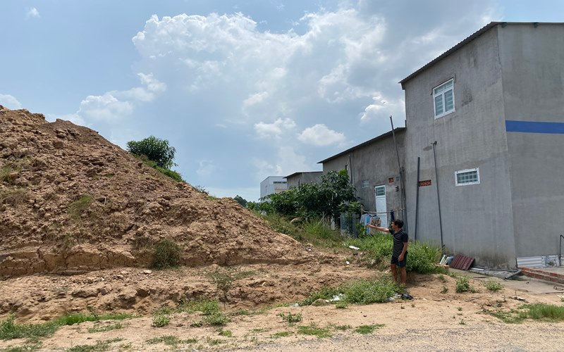 Vào mùa mưa, bùn đất chảy tràn xuống lấp miệng cống, khiến đường đi trơn trượt.