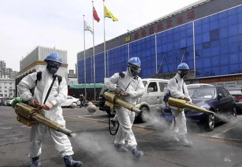 Khử trùng một chợ đầu mối tại Thạch Gia Trang.