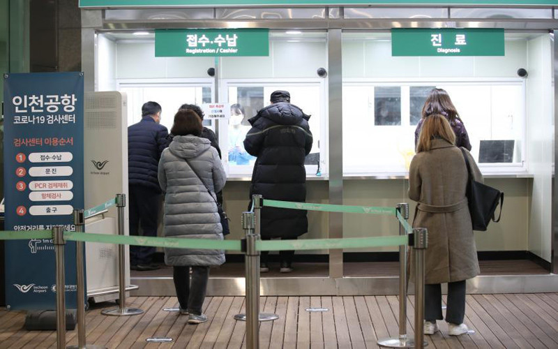Người dân nộp đơn đăng ký làm xét nghiệm Covid-19 tại một điểm xét nghiệm tại Sân bay quốc tế Incheon, tại Seoul. (Ảnh: Yonhap)