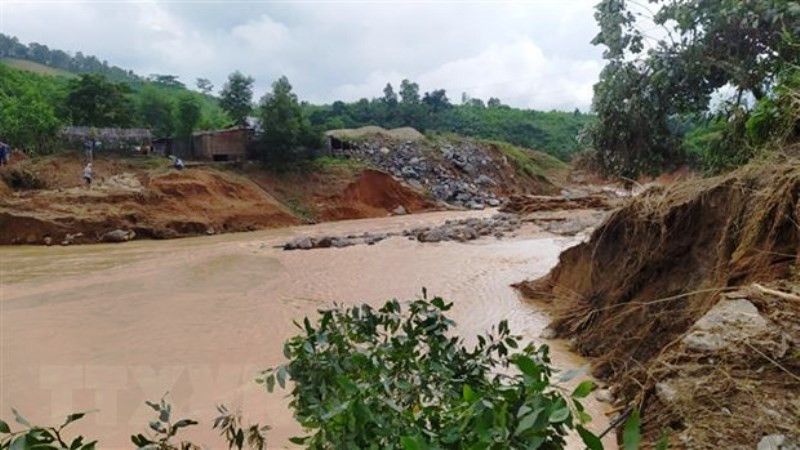 Các điểm sạt lở trên đường vào xã Phước Lộc, xã Phước Sơn (Quảng Nam). (Ảnh: TTXVN)