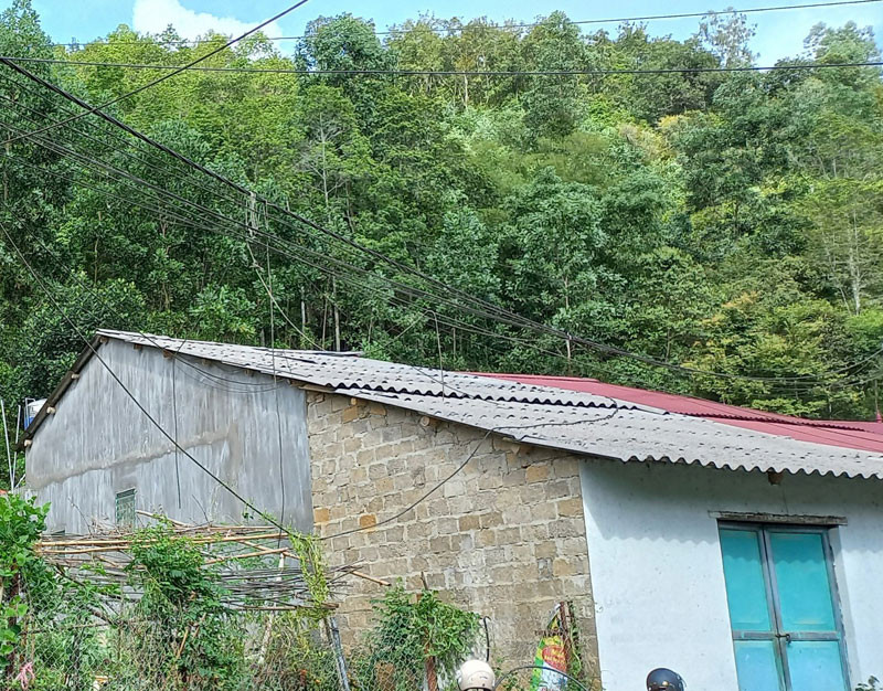 Một ngôi nhà nằm dưới khu đồi có nguy cơ sạt lở. 
