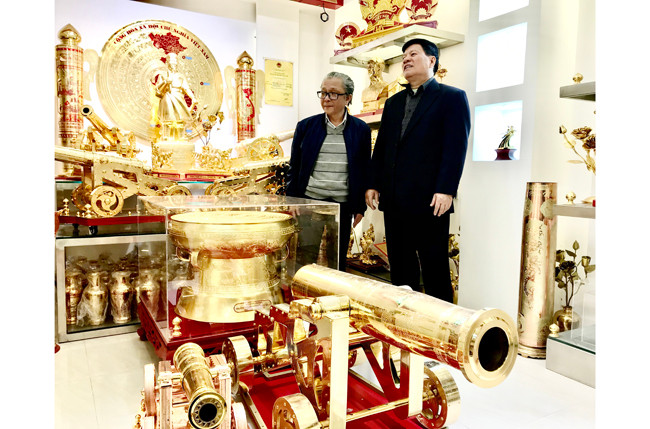 Một góc trưng bày sản phẩm của xưởng Thần công Việt.