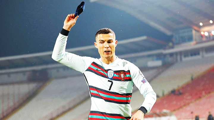 Băng đội trưởng của CR7 được bán đấu giá