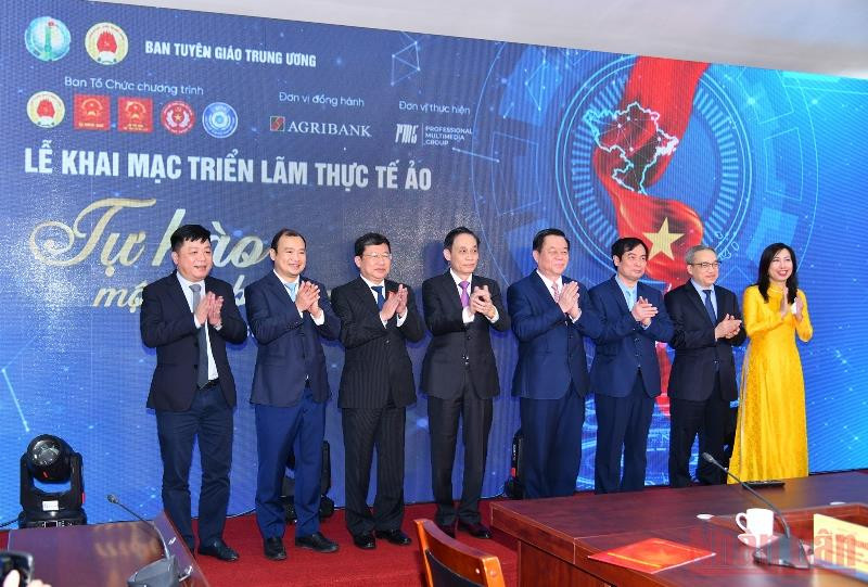 Đồng chí Nguyễn Trọng Nghĩa, Bí thư Trung ương Đảng, Trưởng Ban Tuyên giáo Trung ương và các đại biểu Khai mạc Triển lãm thực tế ảo “Tự hào một dải biên cương”. (Ảnh: ĐĂNG KHOA)