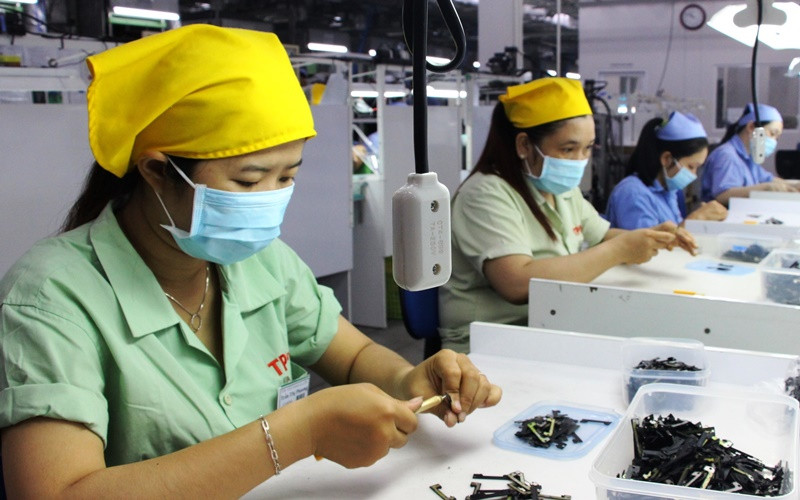 Sản xuất linh kiện điện thoại tại doanh nghiệp có vốn đầu tư nước ngoài trong KCN ở Bình Dương. (Ảnh: Mai Xuân)