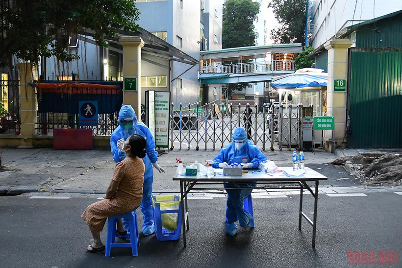 Lấy xét nghiệm Covid-19 cho người dân sinh sống và làm việc chung quanh Bệnh viện Việt Đức.