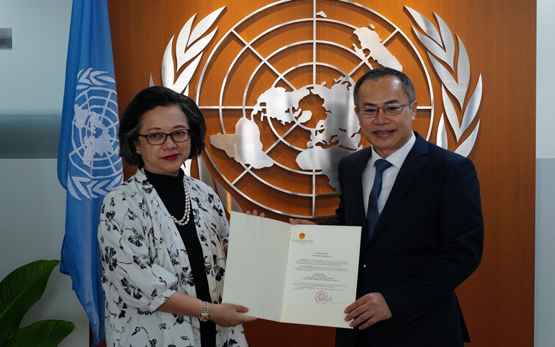 Đại sứ Phan Chí Thành trao Thư ủy nhiệm cho Tổng Thư ký ESCAP.