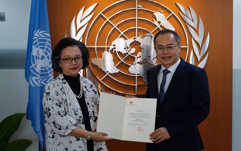 Đại sứ Phan Chí Thành trao Thư ủy nhiệm cho Tổng Thư ký ESCAP.