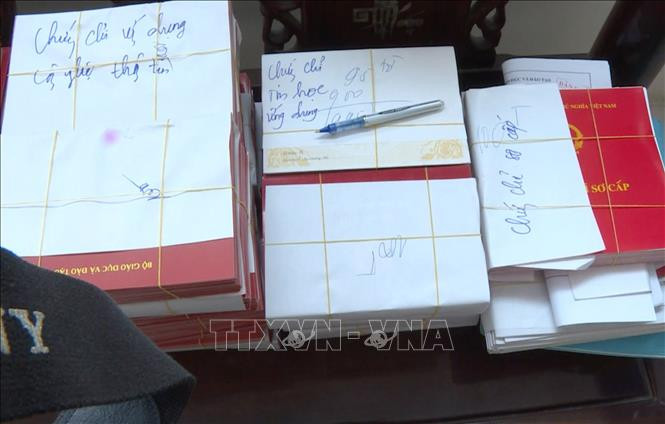 Cơ quan điều tra thu giữ văn bằng giả. Ảnh minh họa: TTXVN.