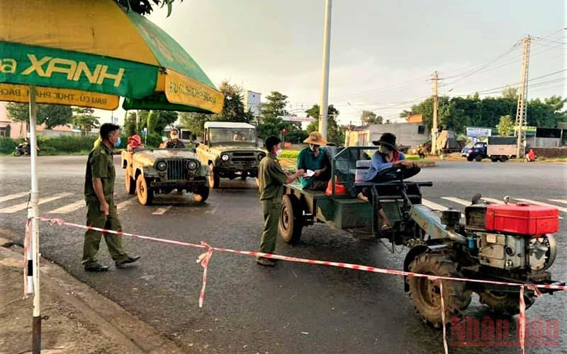 Công an xã Cư Ebur, thành phố Buôn Ma Thuột tuyên truyền, vận động đồng bào dân tộc thiểu số nâng cao nhận thức phòng, chống dịch Covid-19 khi đi thu hoạch cà-phê.