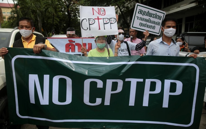 Các nhóm dân sự ở Thái Lan biểu tình phản đối kế hoạch gia nhập Hiệp định CPTPP của Chính phủ nước này hôm 14-7. (Ảnh: Bangkok Post)