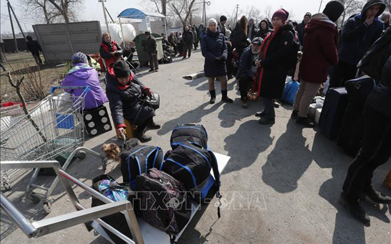 Người dân Ukraine sơ tán khỏi thành phố Mariupol ngày 24/3/2022. (Ảnh minh họa: THX/TTXVN)