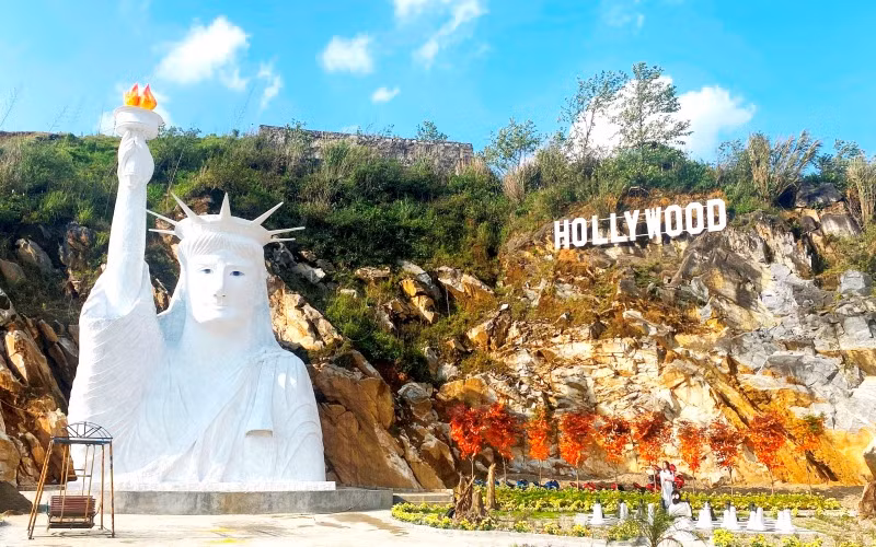 Phiên bản tượng Nữ thần Tự Do được xây dựng ở điểm check-in của Công ty TNHH An Sa Pa (Lào Cai).