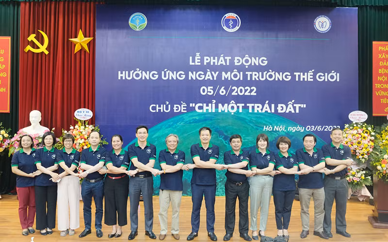 Các đại biểu tại lễ phát động hưởng ứng Ngày Môi trường thế giới.