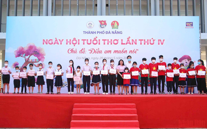 Trao học bổng cho trẻ em nghèo, vượt khó.