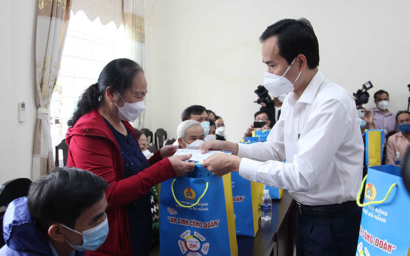 Trao gói an sinh tặng tổ trưởng, tổ phó các Ban điều hành tổ công nhân tự quản.