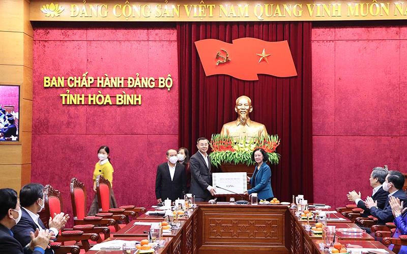 Đồng chí Trương Thị Mai tặng quà cho Đảng bộ và nhân dân các dân tộc tỉnh Hòa Bình.