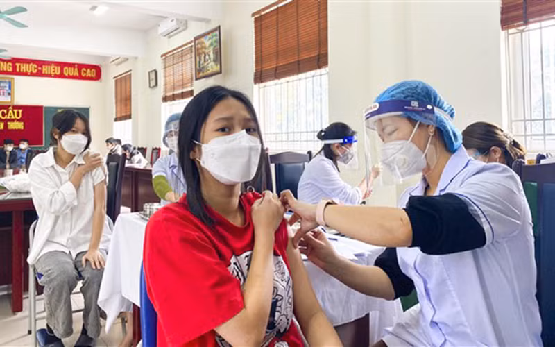 Hà Nội đang đẩy nhanh tiến độ tiêm vaccine cho học sinh để các em sớm trở lại trường học an toàn.