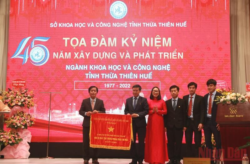 Thừa ủy quyền của Thủ tướng Chính phủ, Chủ tịch UBND tỉnh Nguyễn Văn Phương trao Cờ thi đua của Chính phủ tặng Sở Khoa học và Công nghệ tỉnh Thừa Thiên Huế. (Ảnh: Công Hậu) 