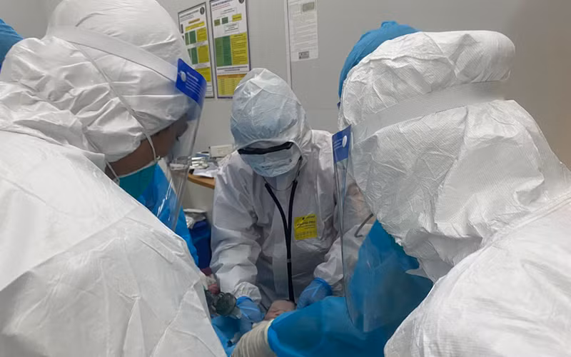 Hai em bé chào đời an toàn dù mẹ mắc suy hô hấp nặng do nhiễm SARS-CoV-2. 