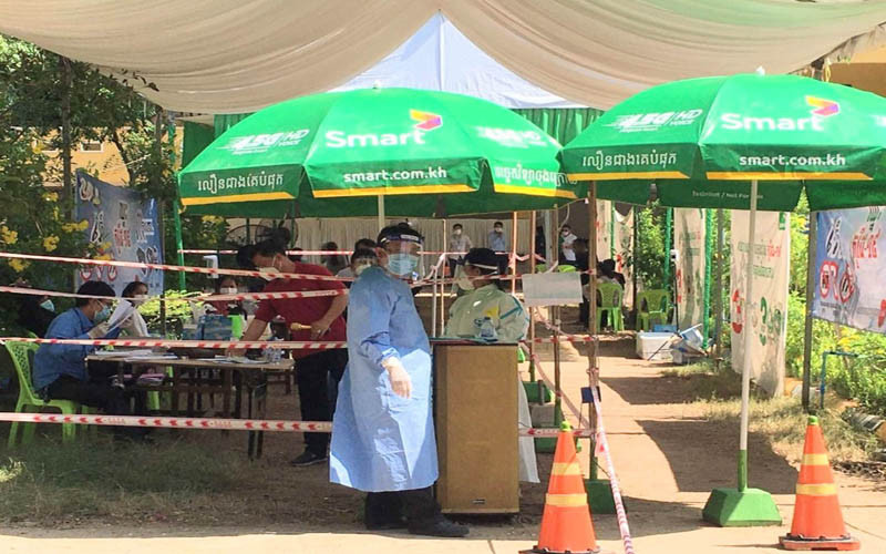Một trường học ở Phnom Penh được trưng dụng làm nơi xét nghiệm Covid-19.