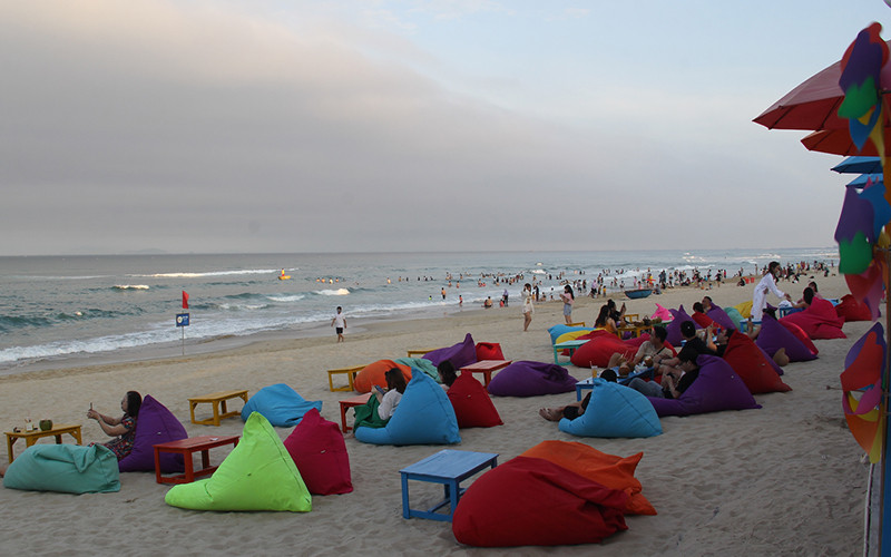 Các địa điểm du lịch ven biển Đà Nẵng đón khách trở lại.