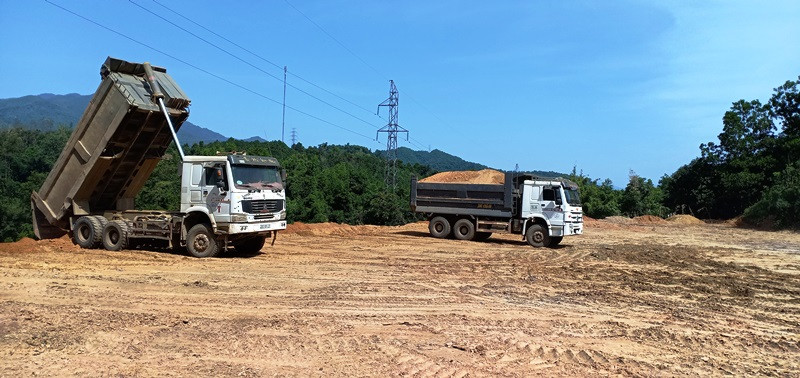 Xe ô-tô trọng tải lớn đổ đất, đá xuống lòng khe. 