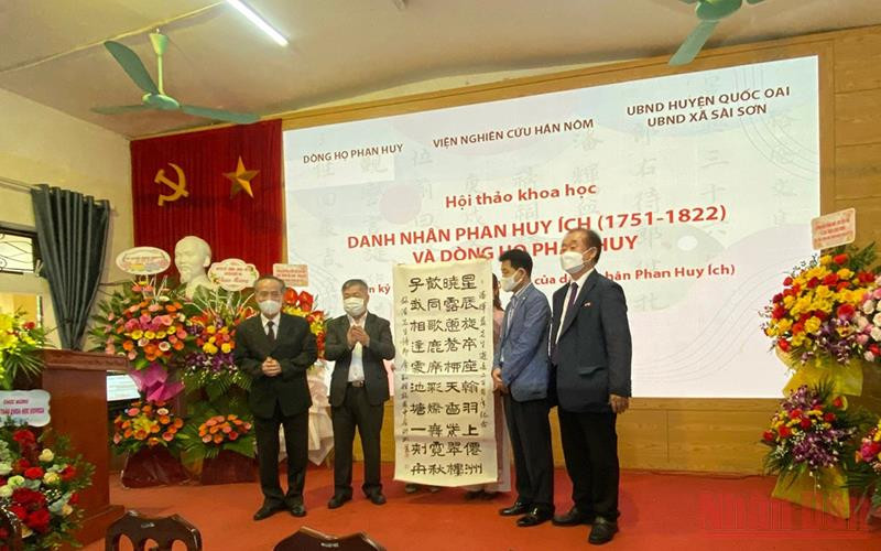 GS, TS Ahn Kyong-Hwan, Hiệp hội Kinh tế Văn hóa Hàn Việt-KOVECA, trao bức thư pháp của cụ Phan Huy Ích cho đại diện dòng họ.