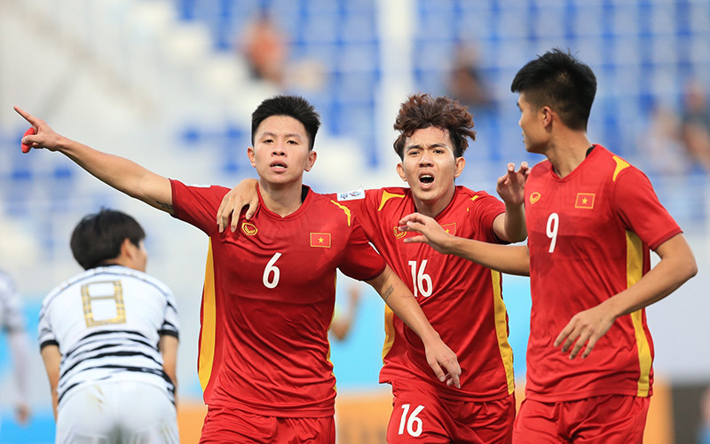 Cầu thủ Vũ Tiến Long (số 6) cùng các đồng đội ăn mừng bàn thắng. (Ảnh PHÚC THẮNG)