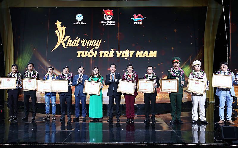 Các đồng chí Lãnh đạo Đảng, Nhà nước trao Giải thưởng Gương mặt trẻ Việt Nam tiêu biểu tặng mười cá nhân tại buổi lễ.