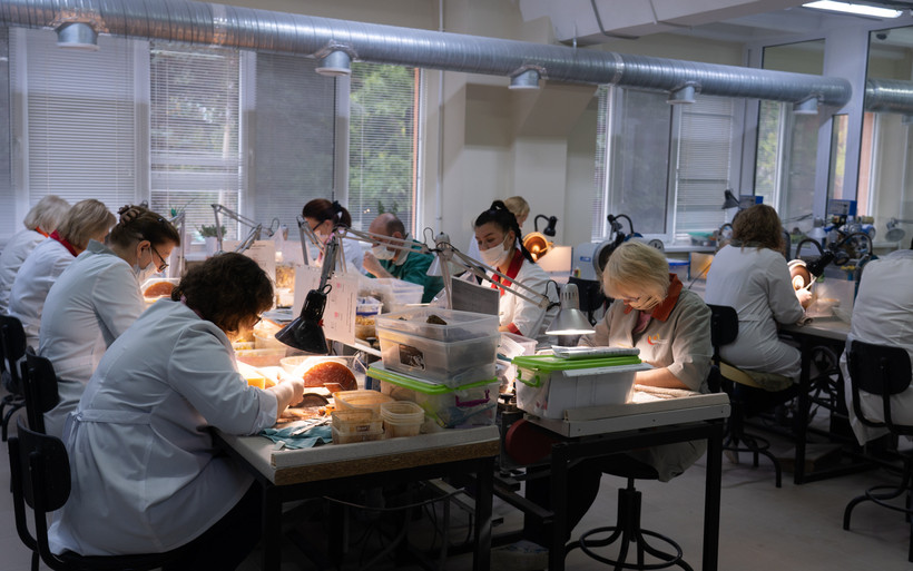 Công nhân làm việc tại một nhà máy ở Nga. (Ảnh: Thanh Thể)