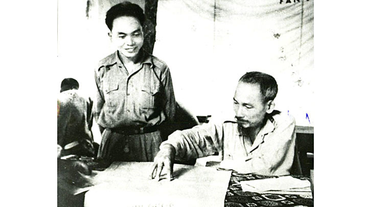 Chủ tịch Hồ Chí Minh cùng Đại tướng Võ Nguyên Giáp nghiên cứu phương án tác chiến trong Chiến dịch Biên giới năm 1950. Ảnh: BẢO TÀNG LỊCH SỬ QUÂN SỰ VIỆT NAM