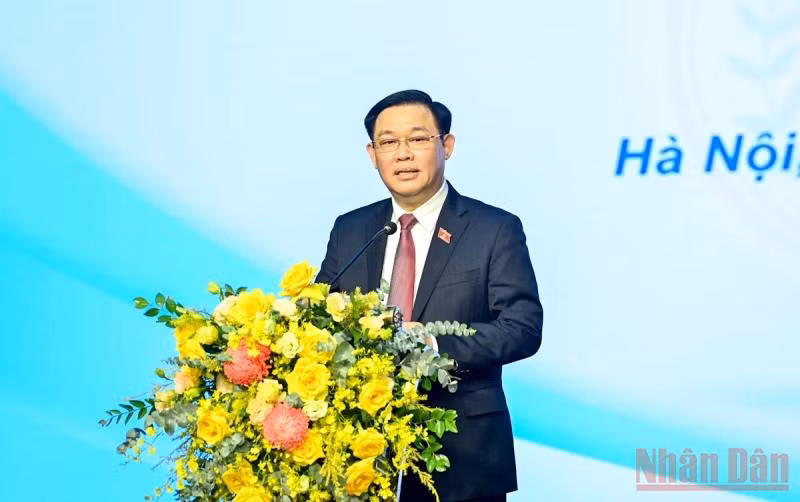 Chủ tịch Quốc hội Vương Đình Huệ phát biểu tại Lễ khai giảng và gặp mặt, tri ân các thầy, cô của Trường Đại học Y Hà Nội. (Ảnh: Duy Linh)