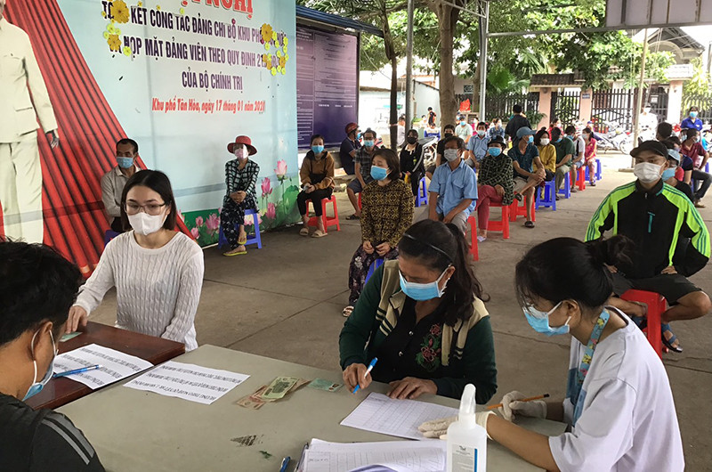 Chi tiền hỗ trợ theo chính sách cho người dân phường Đông Hòa, TP Dĩ An (Bình Dương) trong ngày 28/8.