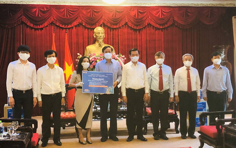 Lãnh đạo Sở Y tế tỉnh Đồng Nai tiếp nhận thuốc điều trị Covid-19 từ đại diện Quỹ từ thiện Kim Oanh.