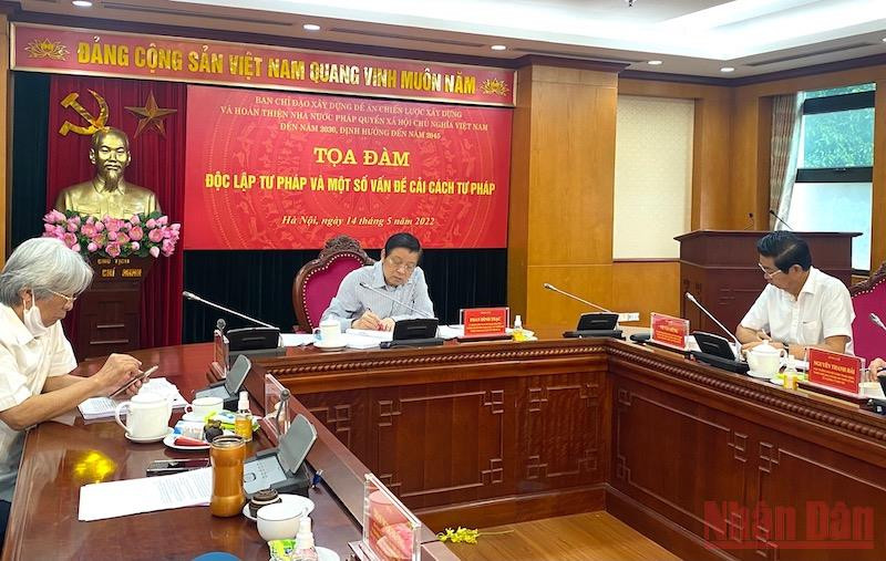 Đồng chí Phan Đình Trạc chủ trì buổi tọa đàm “Độc lập tư pháp và một số vấn đề cải cách tư pháp”.