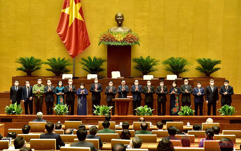 Các đồng chí Ủy viên Ủy ban Thường vụ Quốc hội khóa XV ra mắt. Ảnh: Lâm Hiển