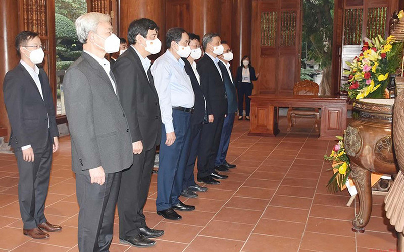 Đoàn đại biểu tưởng niệm Chủ tịch Hồ Chí Minh. Ảnh: Thanh Lê