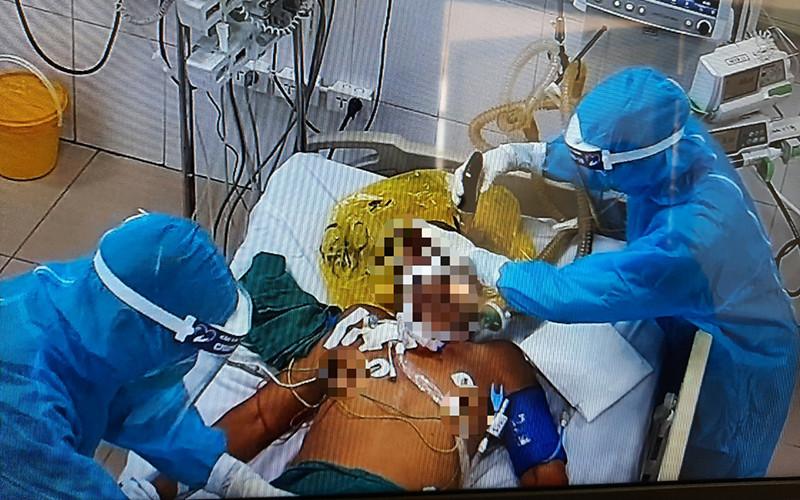 Các bác sĩ điều trị tích cực cho BN1045. (Ảnh: Báo SKĐS)