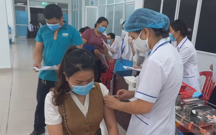 Đến thời điểm này, Quảng Ngãi đạt tỷ lệ hơn 88,7% số người từ 18 tuổi trở lên tiêm 2 mũi vaccine phòng Covid-19.