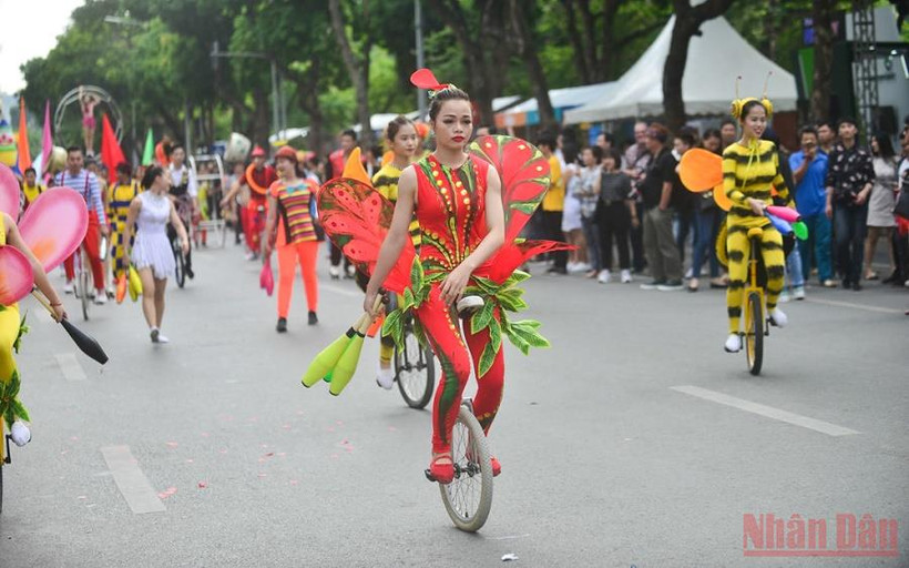 Phố đi bộ quanh hồ Hoàn Kiếm là không gian sáng tạo điển hình được hình thành từ một di sản quý của Hà Nội. (Ảnh chụp trước ngày 27/4/2021: GIANG NAM)