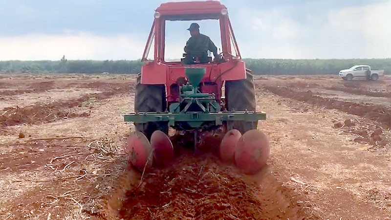 Thiết bị bón phân lót hố trồng cây cao-su do Tổng Công ty cao- su Đồng Nai tự chế.