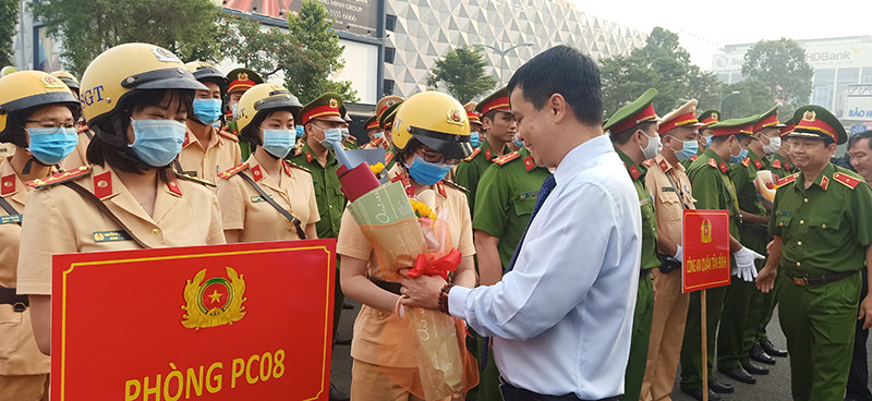 Lãnh đạo các đơn vị tặng hoa, động viên các lực lượng trước khi xuất phát thực hiện nhiệm vụ.