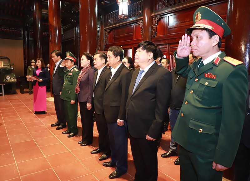 Chủ tịch Quốc hội và các đại biểu dâng hương, tưởng niệm Chủ tịch Hồ Chí Minh. (Ảnh: THÀNH DUY)