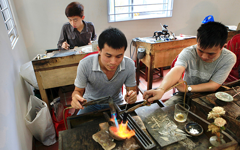 Những nghệ nhân bền bỉ giữ nghề đậu bạc Định Công. (Ảnh LÊ BÍCH)