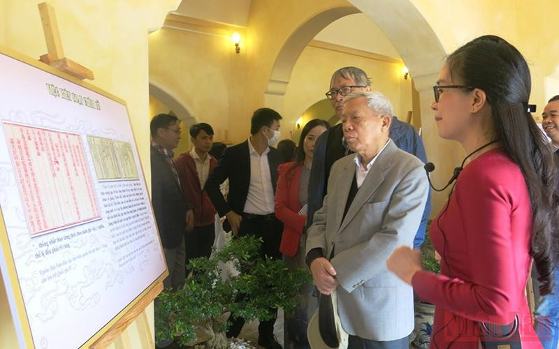 Giới thiệu lịch sử hình thành Quốc Sử Quán triều Nguyễn đến các đại biểu, bạn đọc.