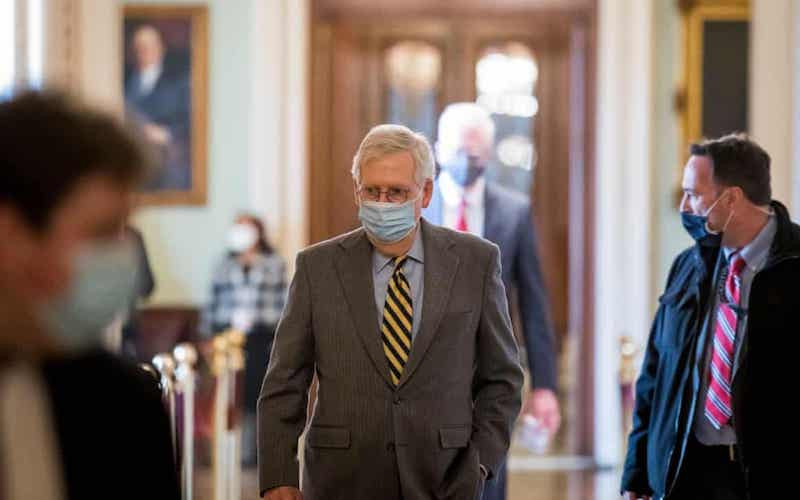 Lãnh đạo phe đa số tại Thượng viện Mỹ Mitch McConnell tại Đồi Capital, ở Washington DC, Mỹ, ngày 30-12-2020. (Ảnh: Gurdian)