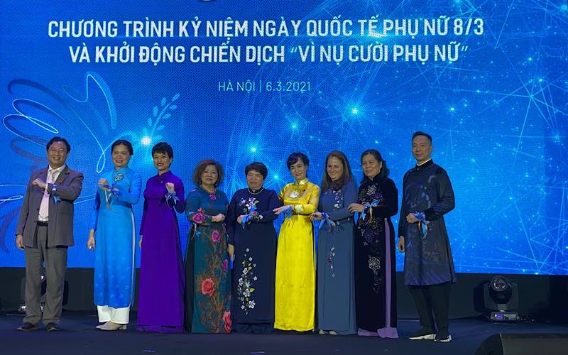 Các đại biểu cùng nhau hưởng ứng chiến dịch “Vì nụ cười phụ nữ”