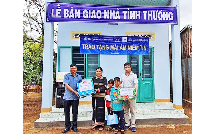 Trao một số vật dụng thiết yếu tặng gia đình bà Rơ Mah Kaih (làng Thong Ngó, xã Ia Kênh). Ảnh: HÀ PHƯƠNG